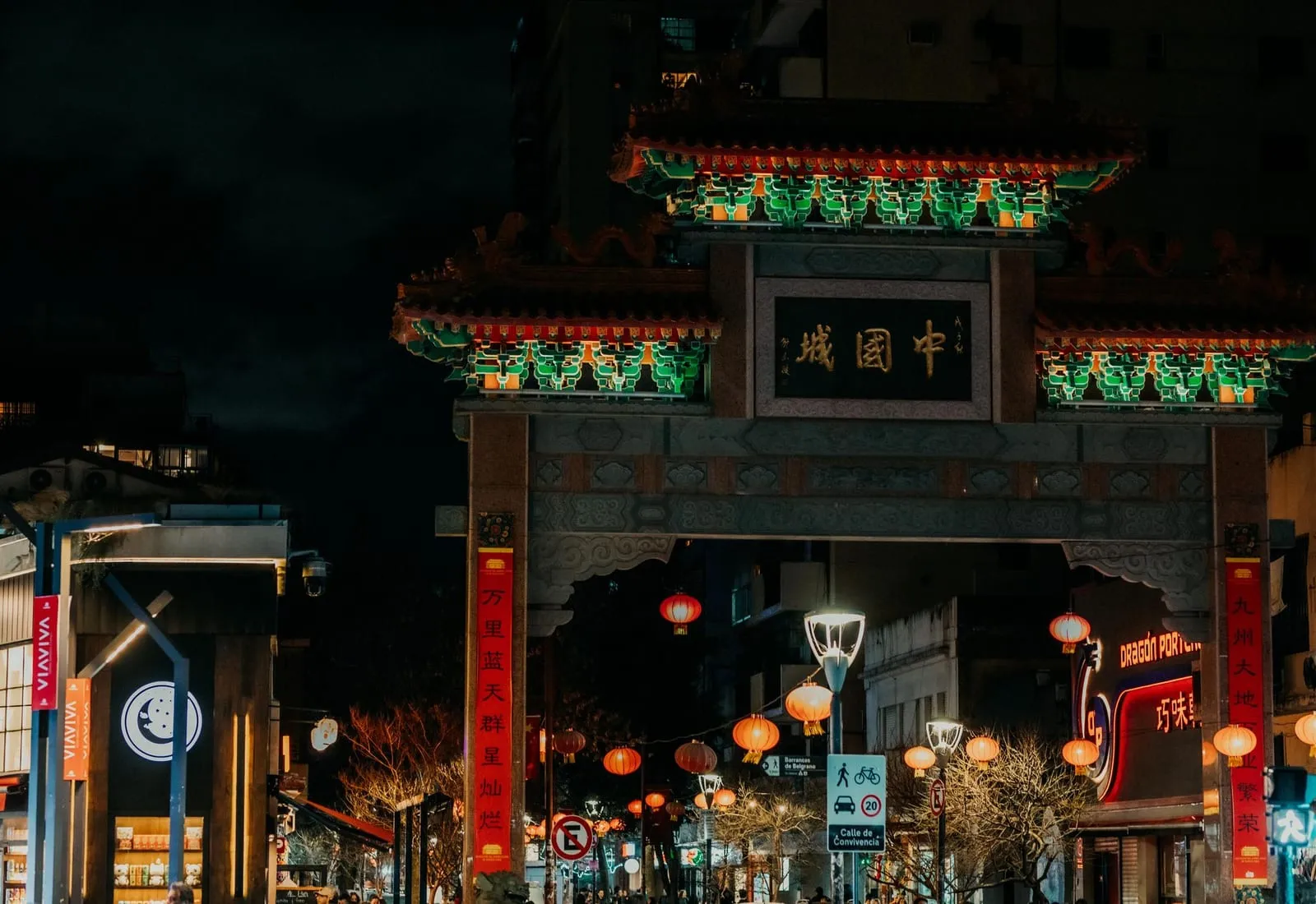El arco chino iluminado al final de la calle, de noche