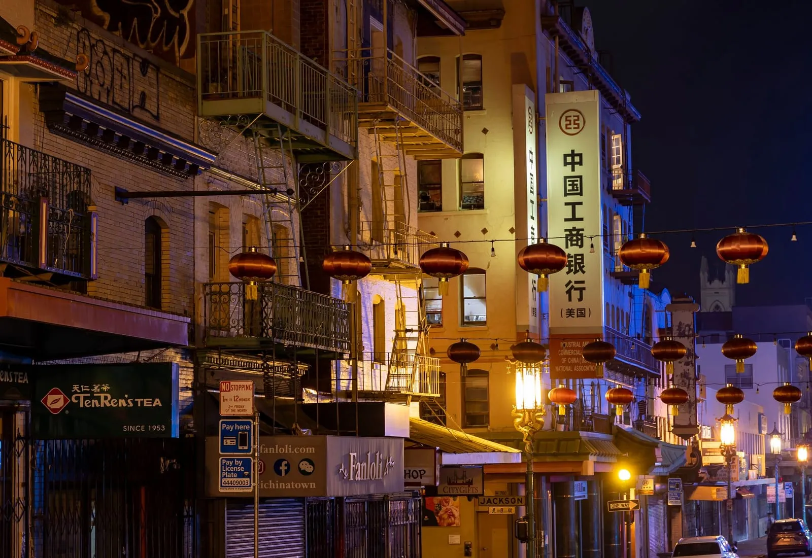 La calle del Barrio Chino con farolillos rojos colgados de lado a lado
