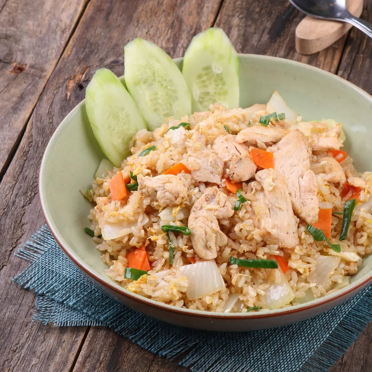 Plato de arroz chaufa de la casa con huevo y cebollín