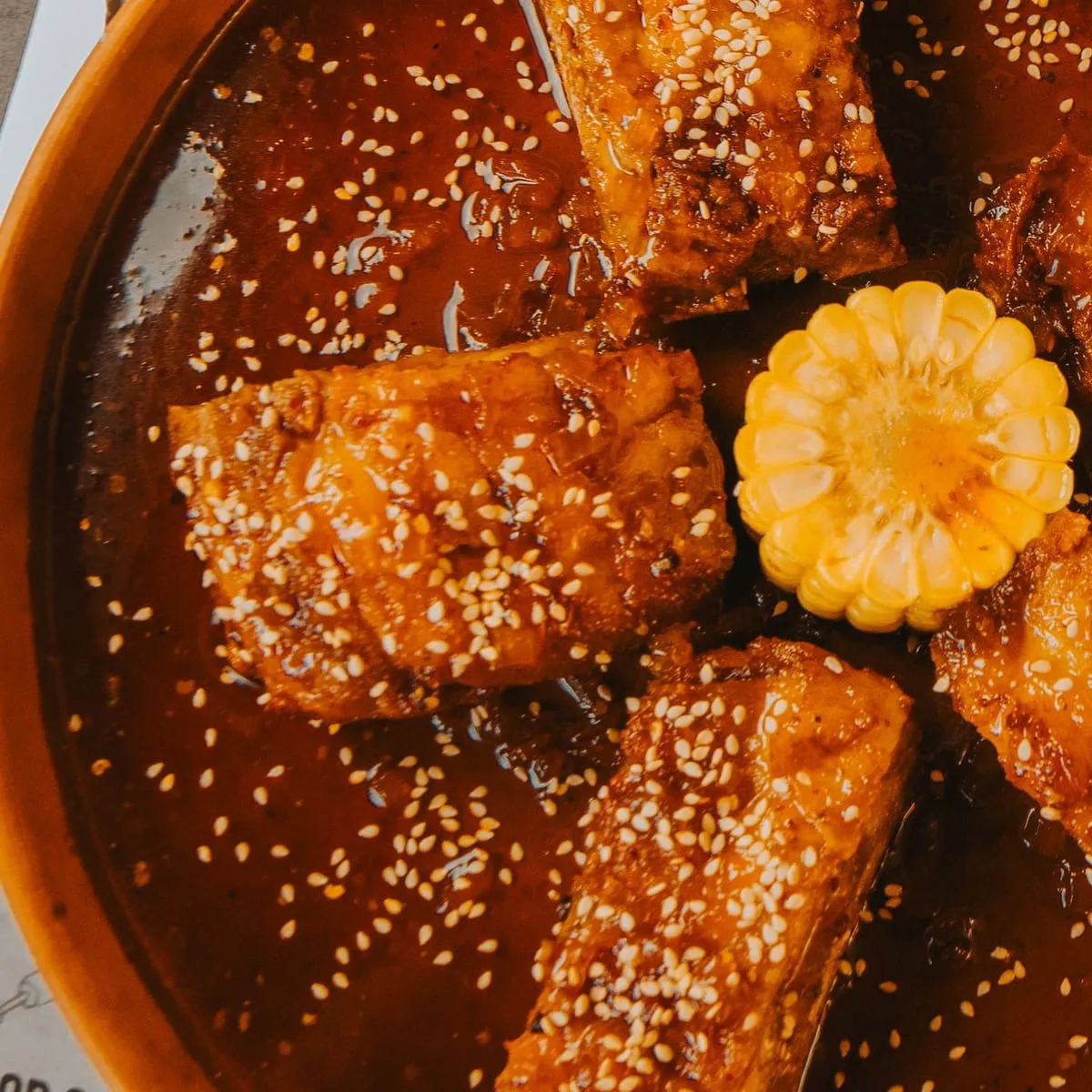 Costillas de cerdo glaseadas con ajonjolí en salsa oscura