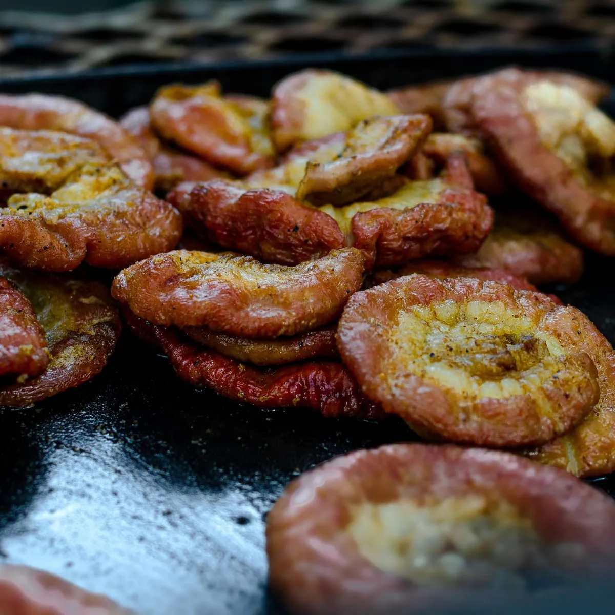 Plátanos fritos dorados servidos en sartén de hierro